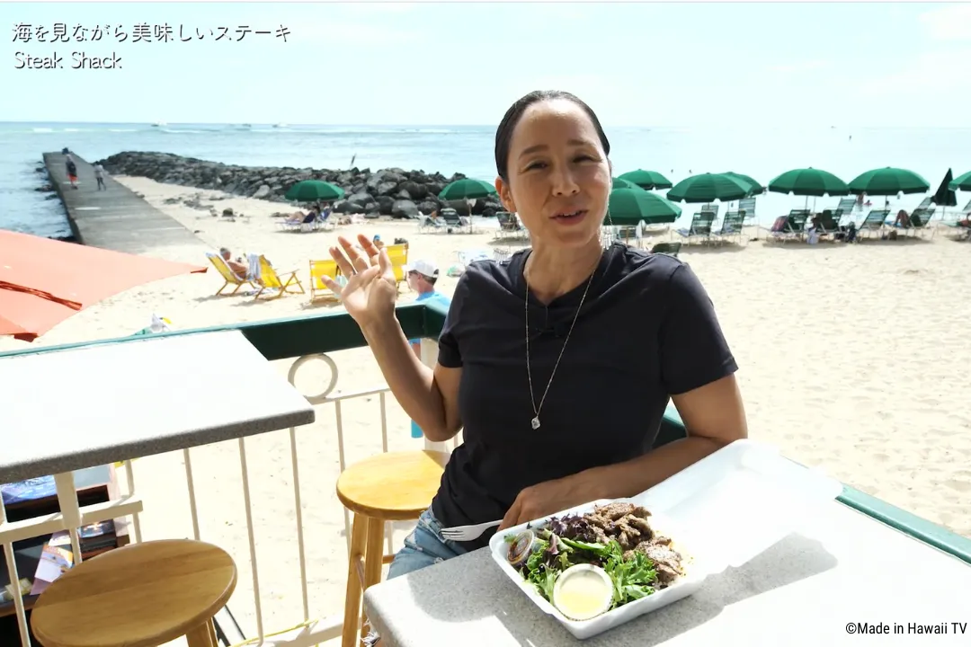 ランチプレートと女性